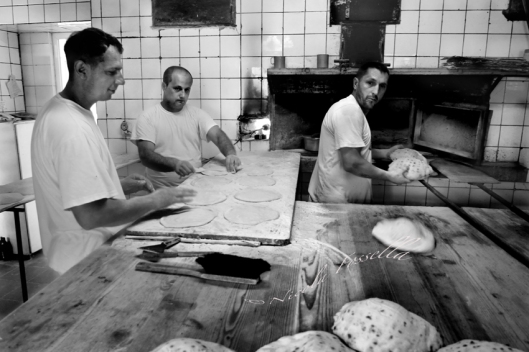 Bosnia, Sarajevo. La produzione del pane somun.